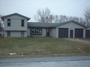 24 N Park Rd, Machesney Park, IL 61115