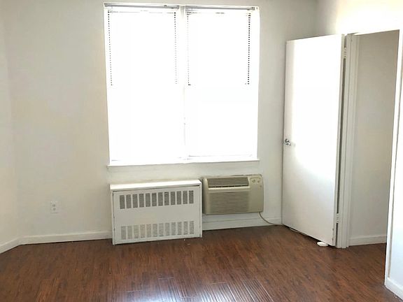 4th image of 3136 Emmons Ave #5