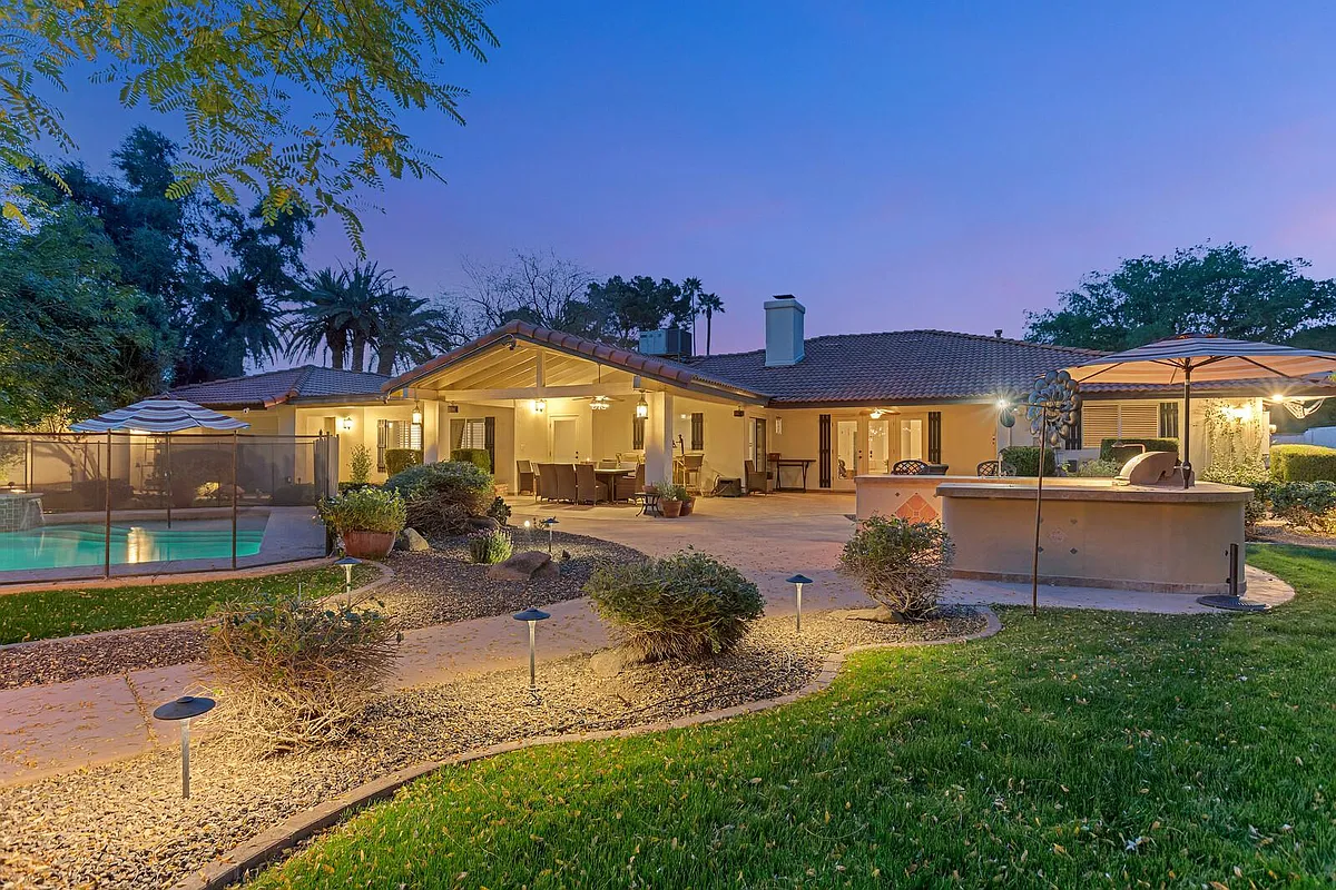Building Photo - 6821 E Vista Dr