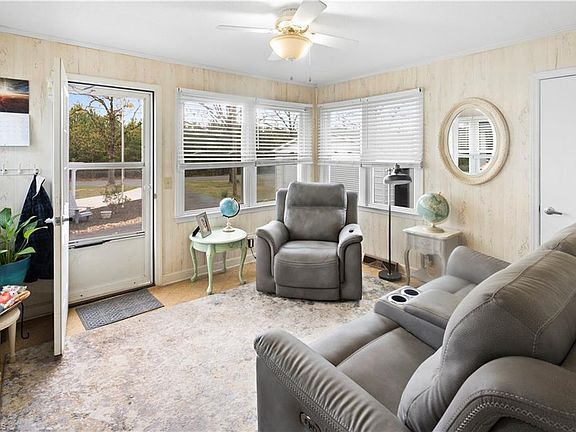 3rd image of 1821 Martin Rd