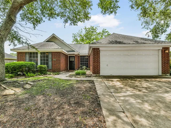 2910 Queen Victoria St, Pearland, TX 77581