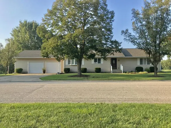 12 Lakeview Dr, Marshall, IL 62441