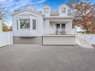 4 Willow Rd, Rocky Point, NY 11778