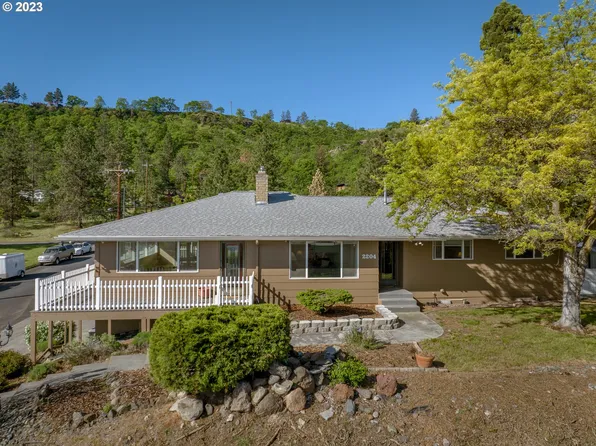 2204 W 14th St, The Dalles, OR 97058