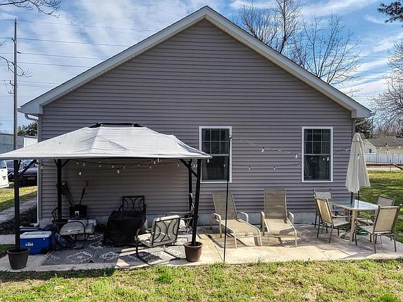 2nd image of 211 Railroad Ave
