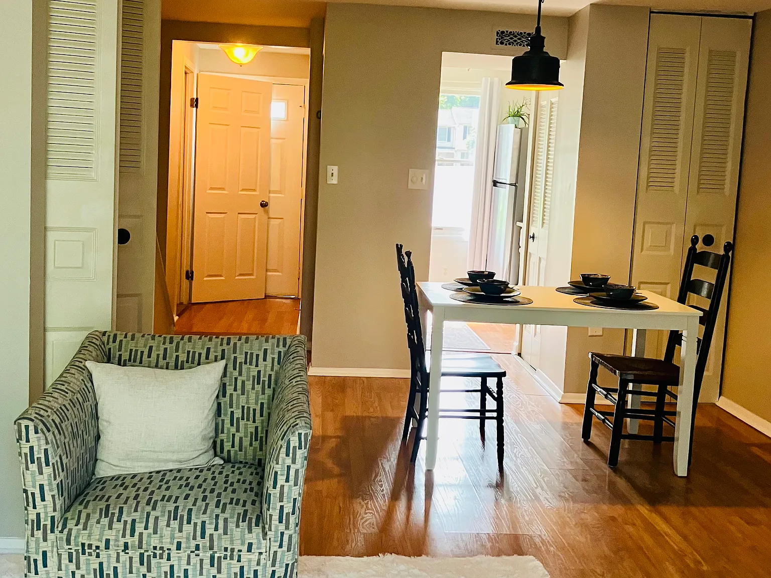2 bed, 1.5 bath, 1050 sqft, $1,300 — Photo 4