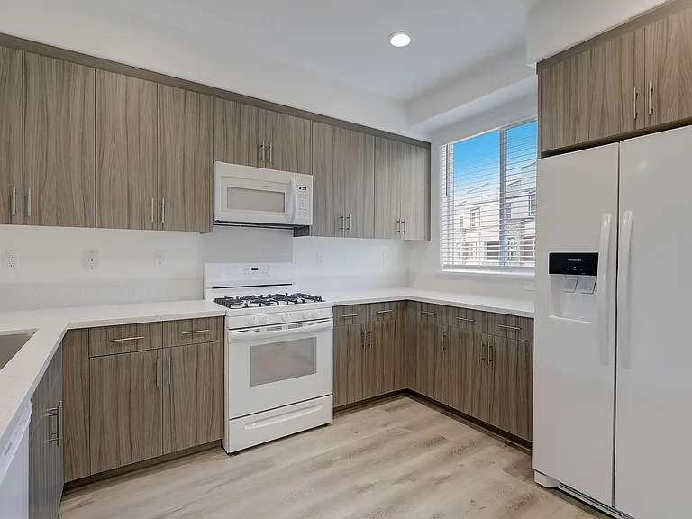 Estaire Luxury Townhomes — Photo 13