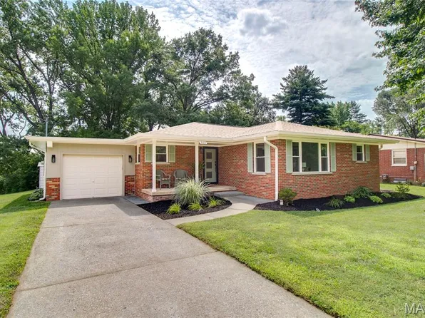 5103 Staten Dr, Godfrey, IL 62035