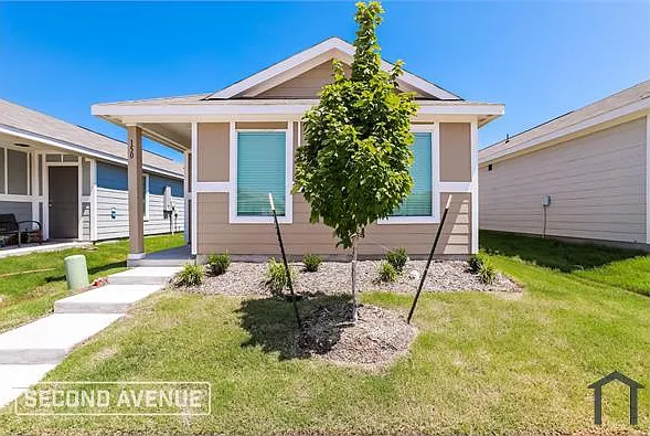 3 bed, 1017 sqft, $1,549 — Photo 1