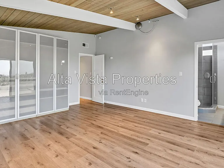 2569 Loring St — Photo 31