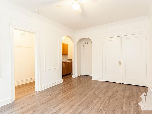 4th image of 1048 W Oakdale Ave