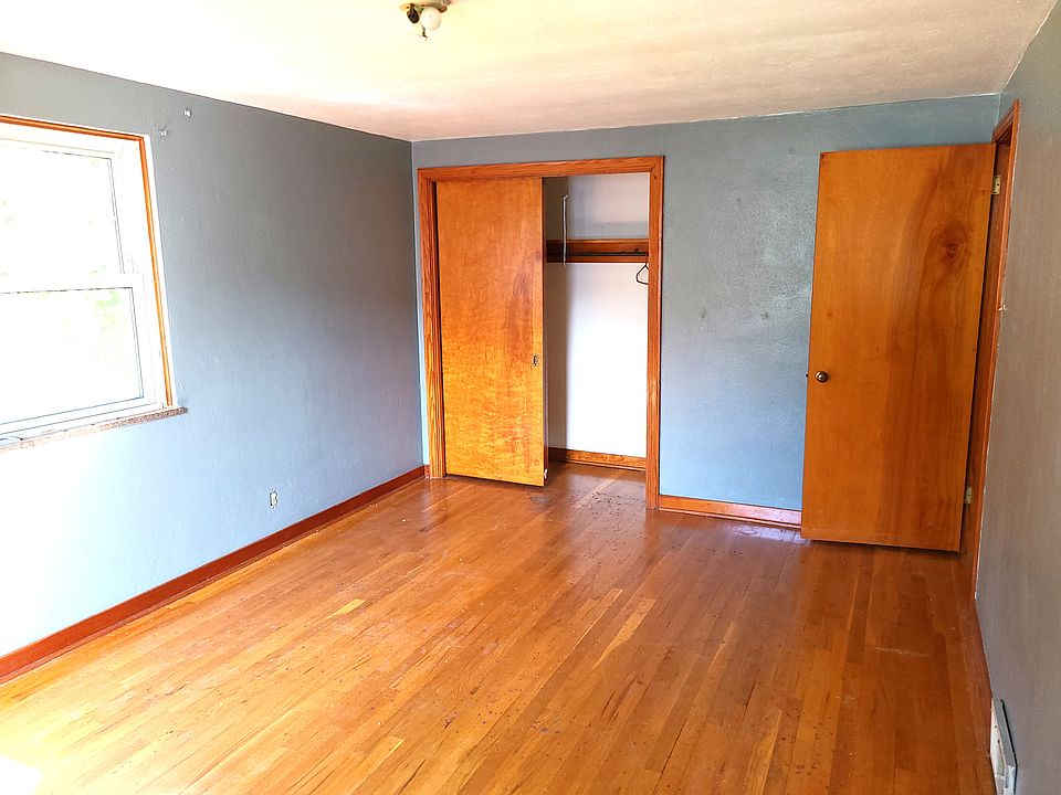 LARGE PRIMARY BEDROOM