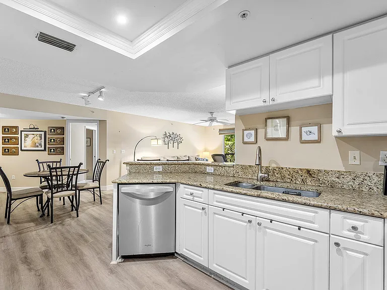 1000 Crestwood Ct S #1015 — Photo 4