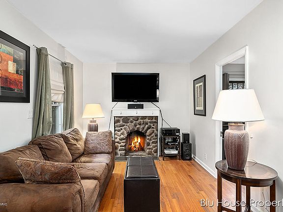3rd image of 1516 Hall St SE