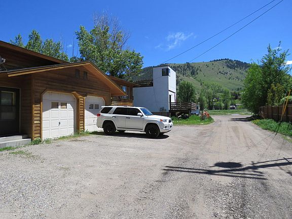 3rd image of 686 E Hall Ave