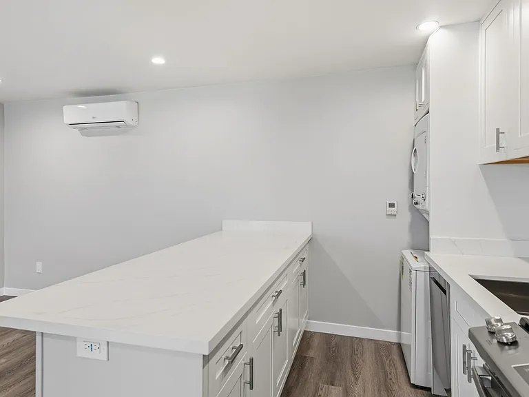 316 Beach Apartments — Photo 18