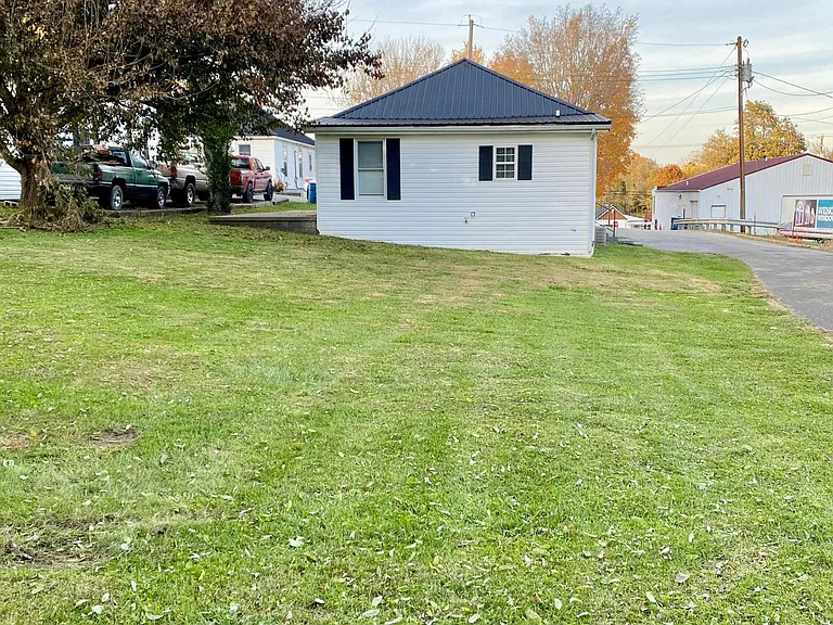 320 Thompson Dr — Photo 6
