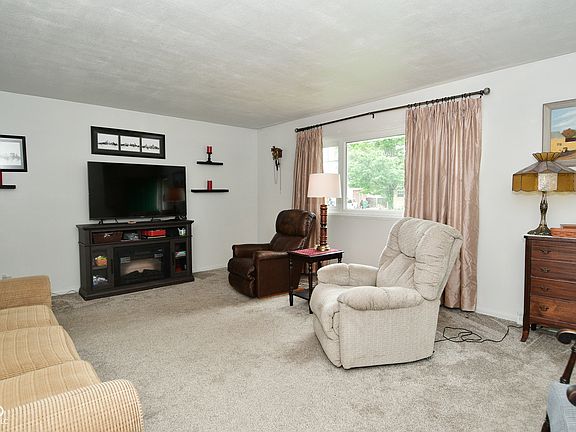 4th image of 2747 Vinewood Dr