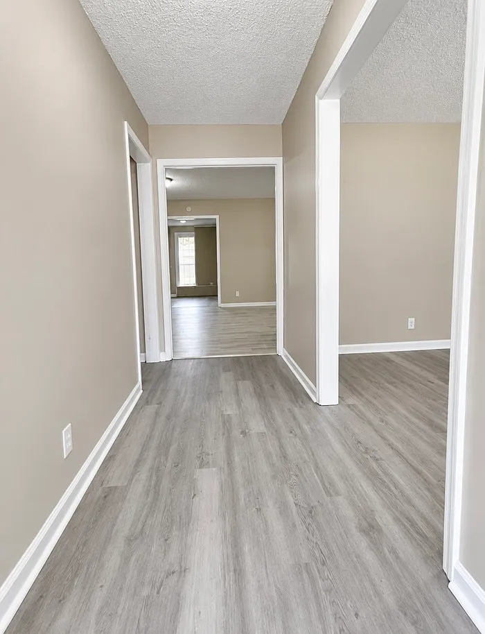 5 bed, 2.0 bath, 2487 sqft, $1,895 — Photo 2