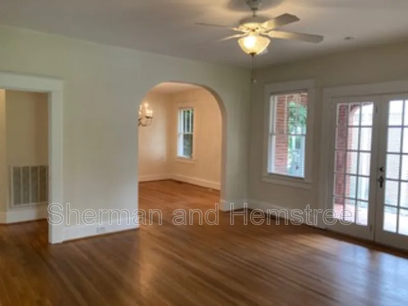 3 bed, 2.0 bath, 2251 sqft, $2,300 — Photo 2