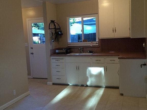 kitchen/door to back yard
