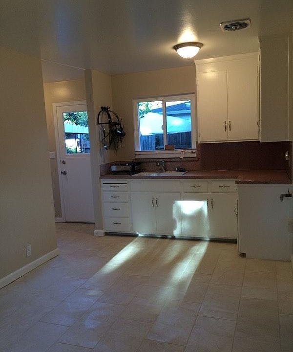 kitchen/door to back yard