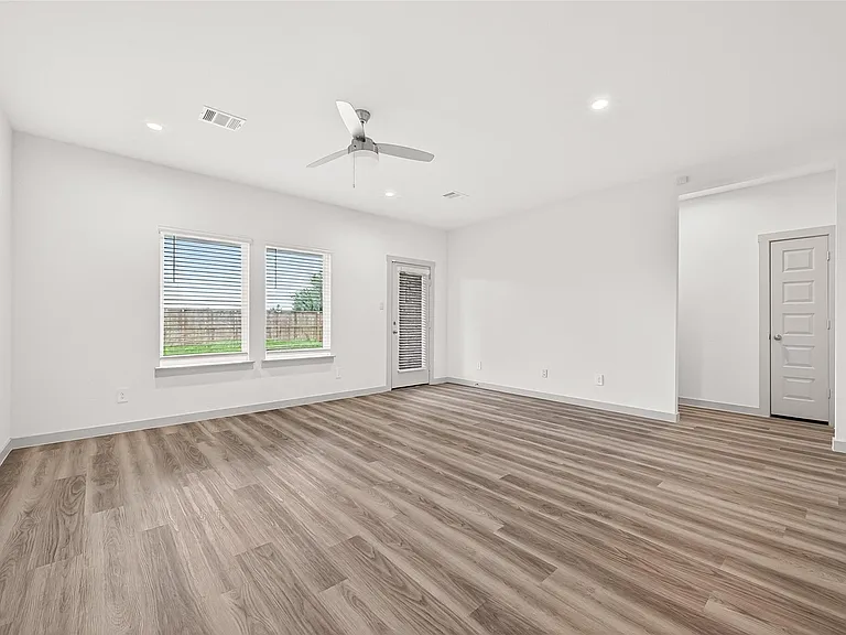 1107 Lakes Edge Ln — Photo 20