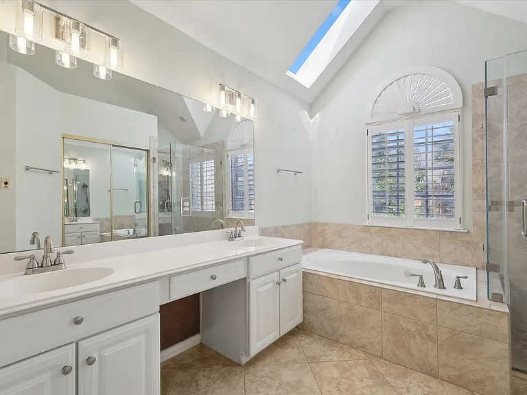 14625 Windsor Ct — Photo 32