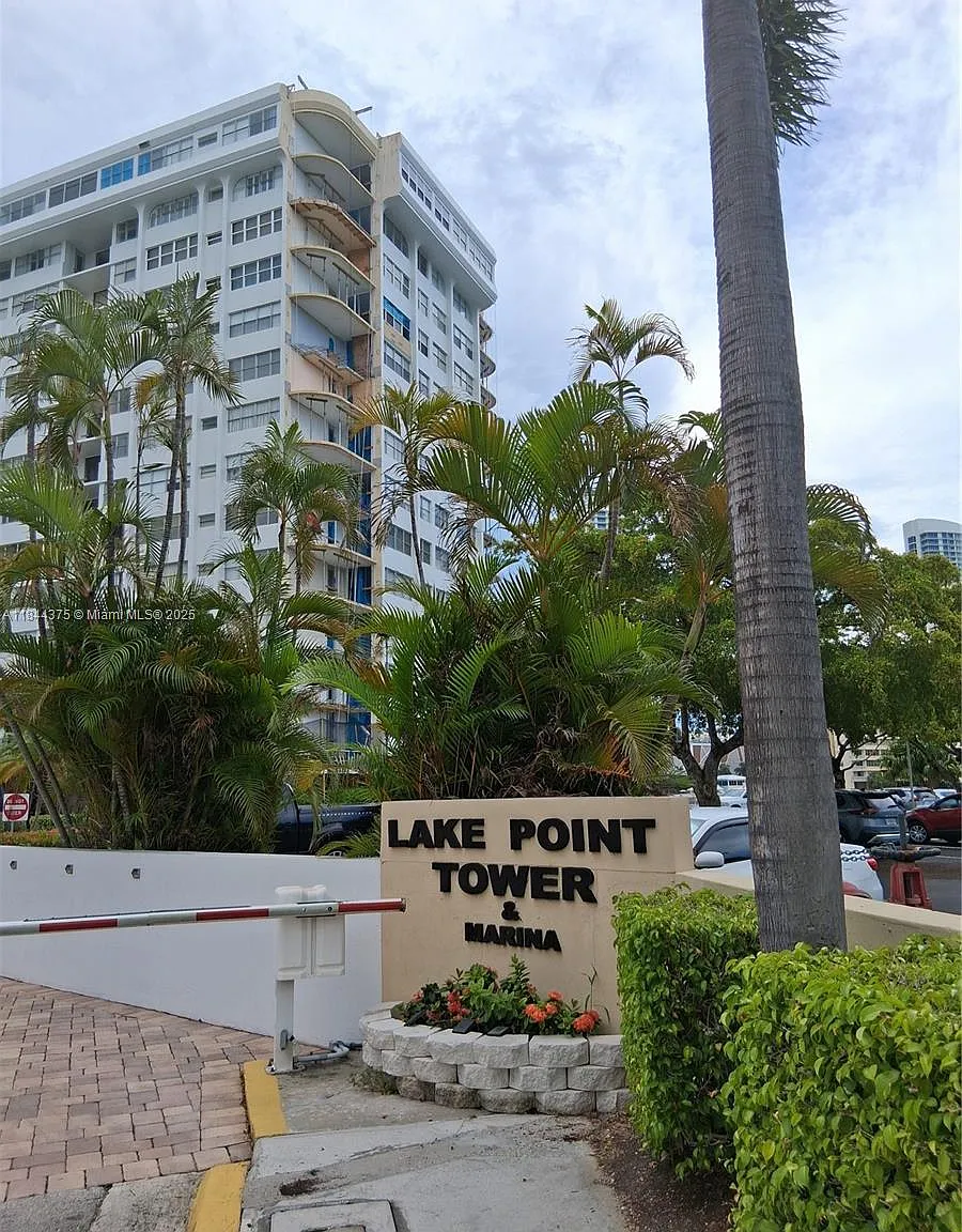 Lake Point Tower Condo — Photo 2