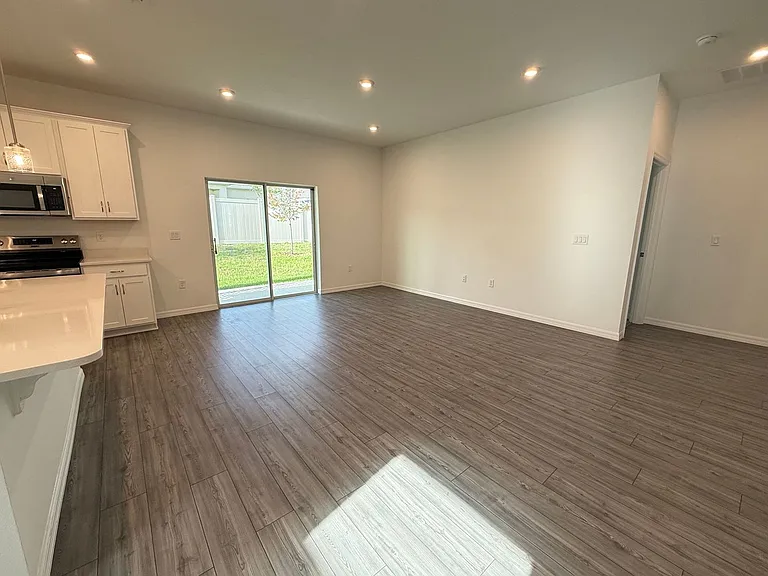 405 Eventide Ave — Photo 10