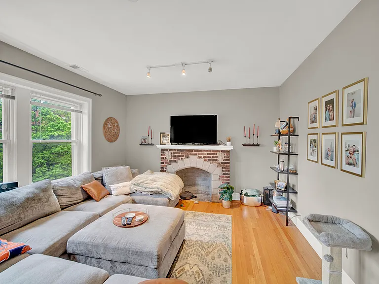 650 W Wellington Ave — Photo 25