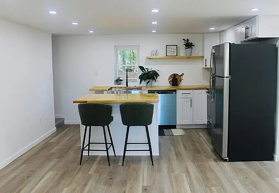 4th image of 275 Milling Rd