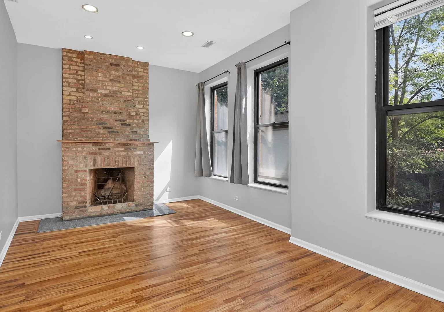 3 bed, 1300 sqft, $2,700 — Photo 2