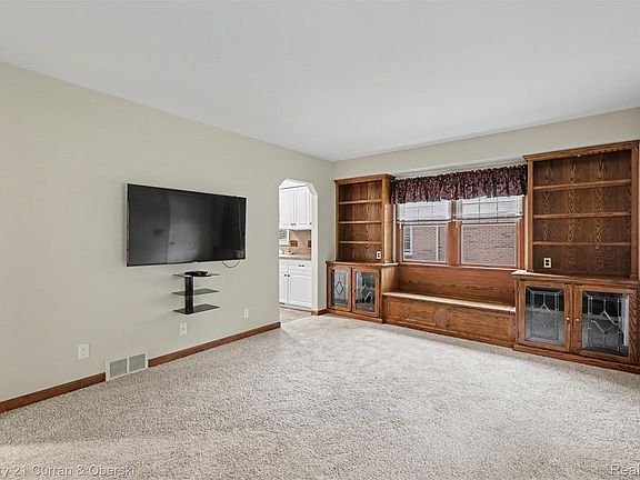 5th image of 4437 Merrick St