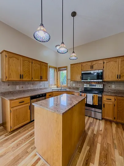 5 bed, 3800 sqft, $3,200 — Photo 3