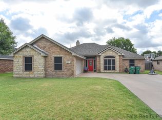805 Sugarbush Ln, Burkburnett, TX 76354
