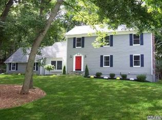 110 Gnarled Hollow Rd, East Setauket, NY 11733