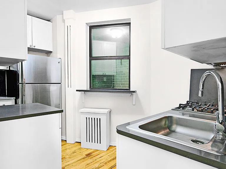 414 W 49th St #4A — Photo 4