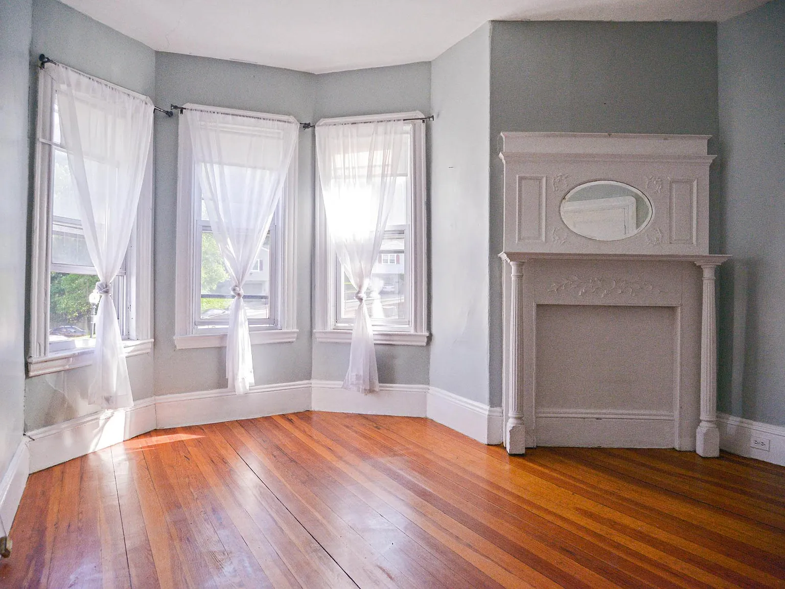 3 bed, 1300 sqft, $2,700 — Photo 1