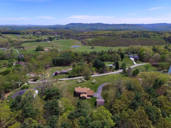 3581 Lake Ridge Rd, Pulaski, VA 24301