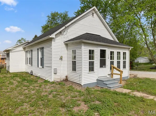 136 N Hamilton St, Hillsboro, IL 62049