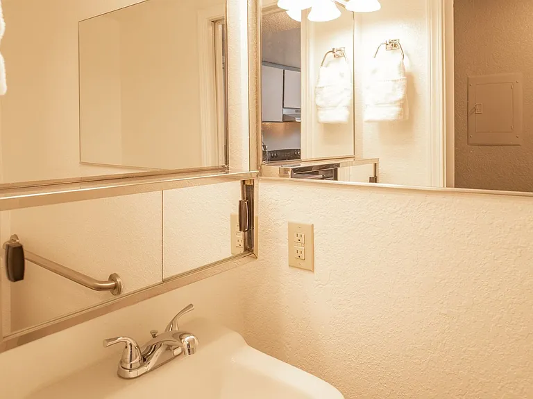 Victorian Villas Apartments — Photo 24