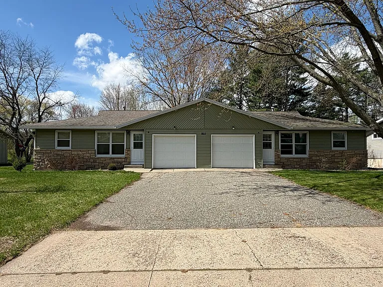 951 Brentwood Dr #B — Photo 1