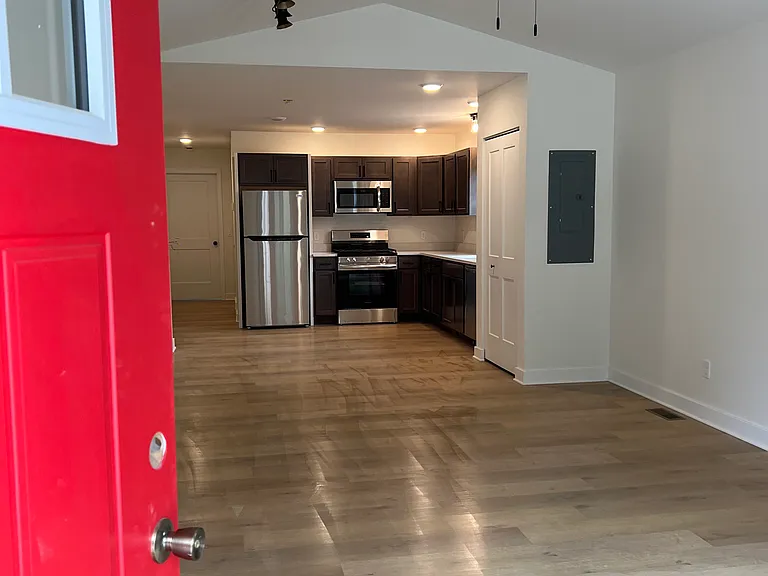 530 State St — Photo 3