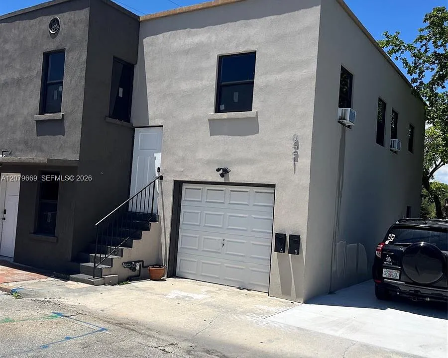 821 N Tamarind Ave #B