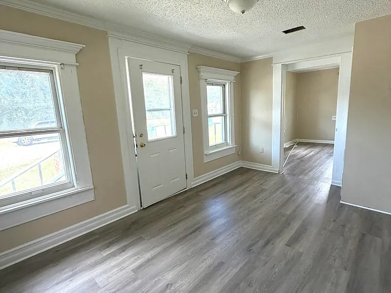 10 E Railroad St — Photo 2