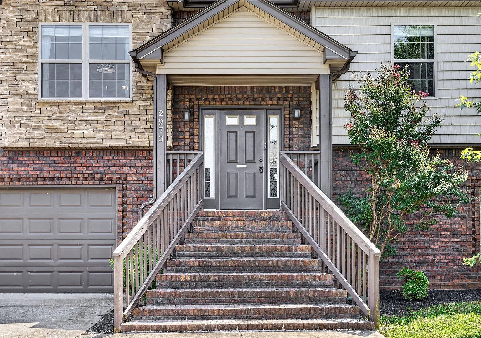 Pet Friendly Five Bedroom with Basement! — Photo 3