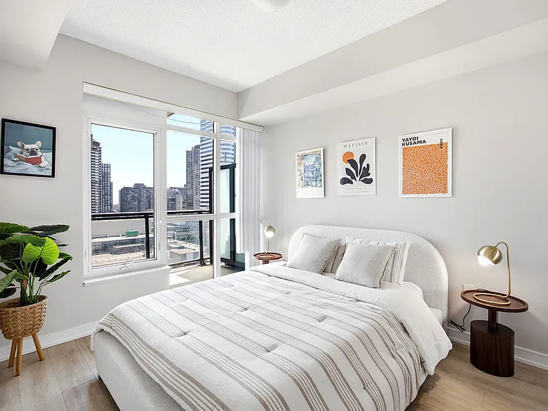 570 Bay St — Photo 10