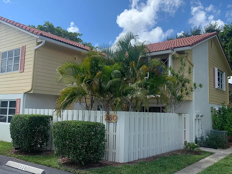 260 Seabreeze Cir — Photo 1
