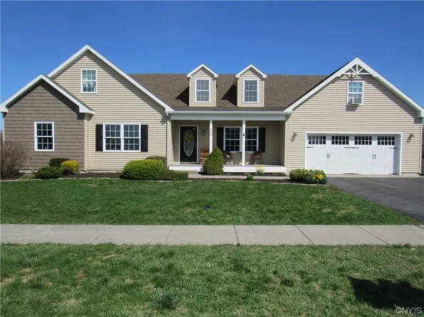 209 Funnycide Dr, Sackets Harbor, NY 13685